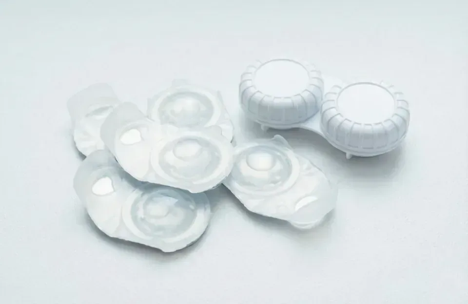 Daily disposable contact lens blister pack shown alongside a monthly lens case.